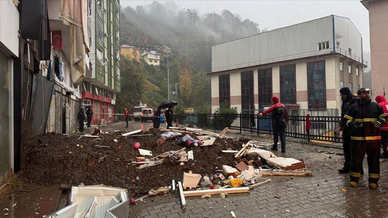 Rize’de toprak kayması! Binanın giriş katında 1 kişi öldü